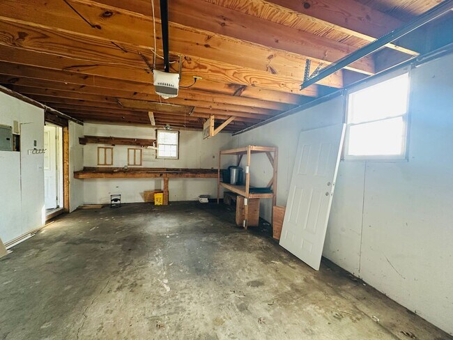 Building Photo - Charming 3 Bedroom Home in Fern Creek – Gr...