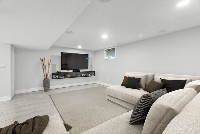 Building Photo - 6661 Woodson Dr