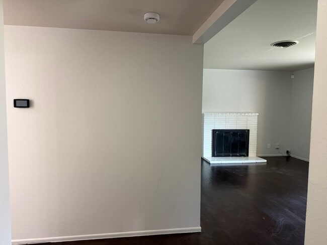 Building Photo - Adorable 3 bedroom 1.5 bath home garden setting