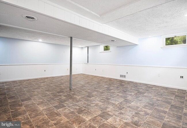 Building Photo - 703 E Broadway