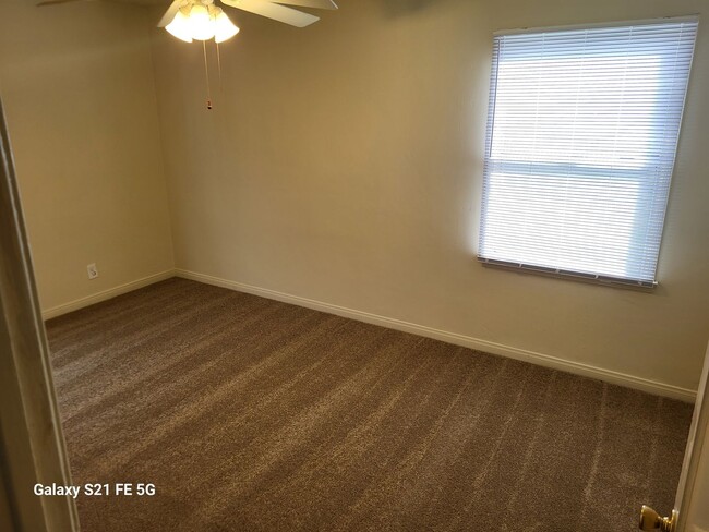 Building Photo - NEW PRICE REDUCTION: House 2bd 1ba- yard, ...