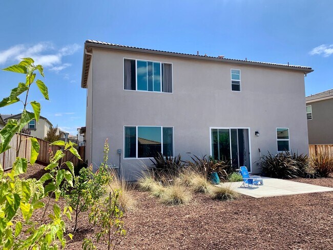 Building Photo - 4 Bedroom Home in Hollister with 3 Full Bathrooms and Central A/C