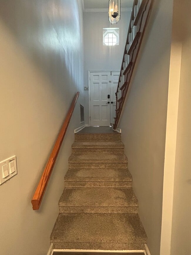 Building Photo - Large 4 bedroom 3 bathroom house in the he...