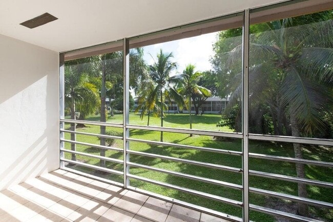 Building Photo - 99 Sussex E