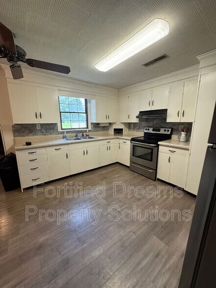 Building Photo - 633 S Greensboro St