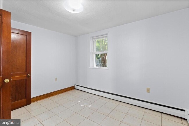Building Photo - 1 S Cherry Grove Ave