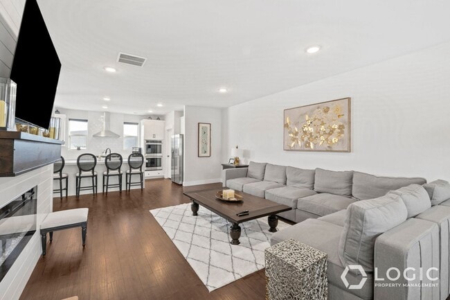 Building Photo - Beautiful Row End Townhome in Park City Utah!