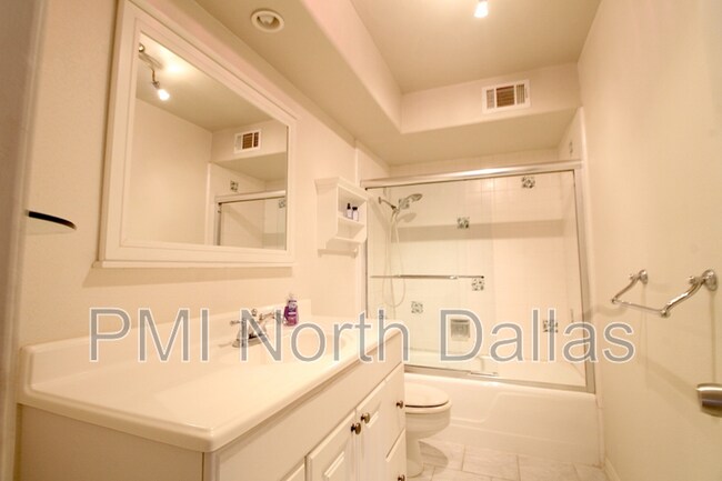 Building Photo - 7904 Royal Ln