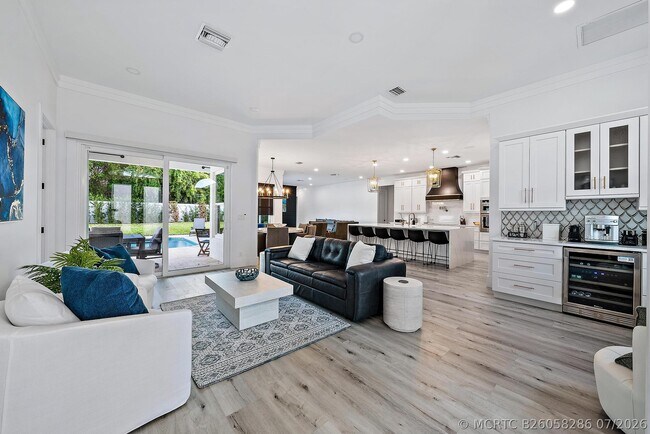 Building Photo - 596 N Cypress Dr