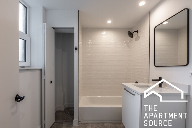 Building Photo - 941 W Carmen Ave