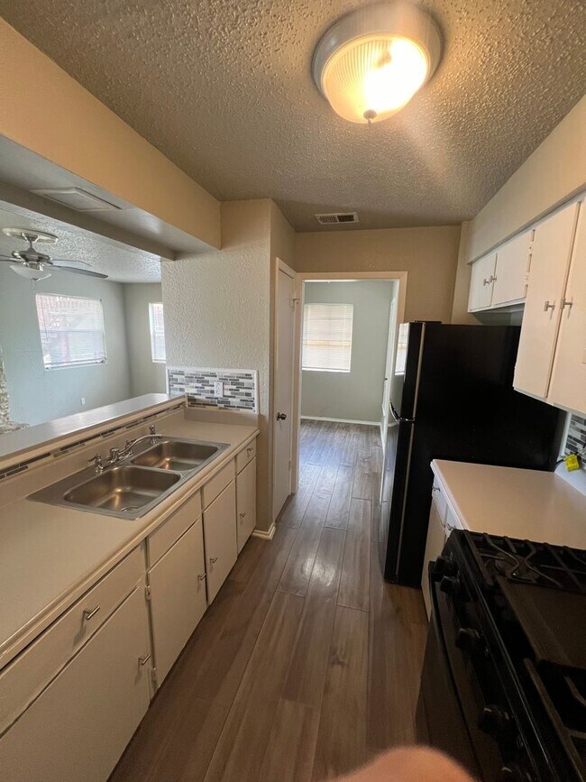 Building Photo - Unlock Your Austin Dream: Cozy 2BD/2BA Retreat in Trendy Crestview – Pets Welcome, Balcony Bliss!