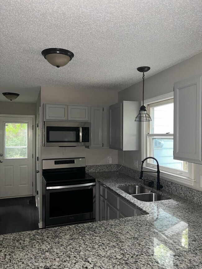 Building Photo - Charming Updated Home in Hedingham with 1s...
