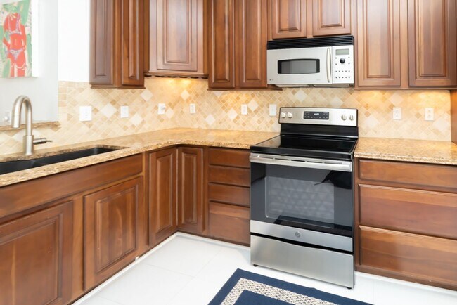 Building Photo - Lovely Townhome Available In Yacht Cove