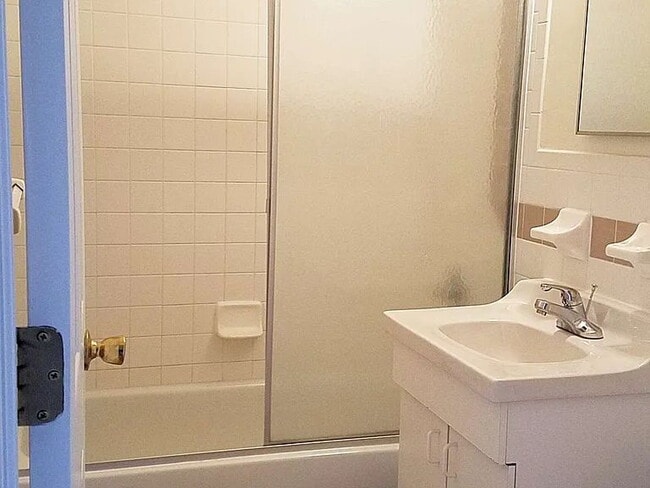 Building Photo - "Charming 2-Bedroom Oasis in the Heart of Brooklyn – Your Perfect Urban Retreat!"