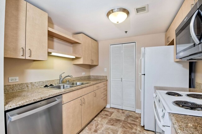 Building Photo - Condo - Heart of Downtown San Diego