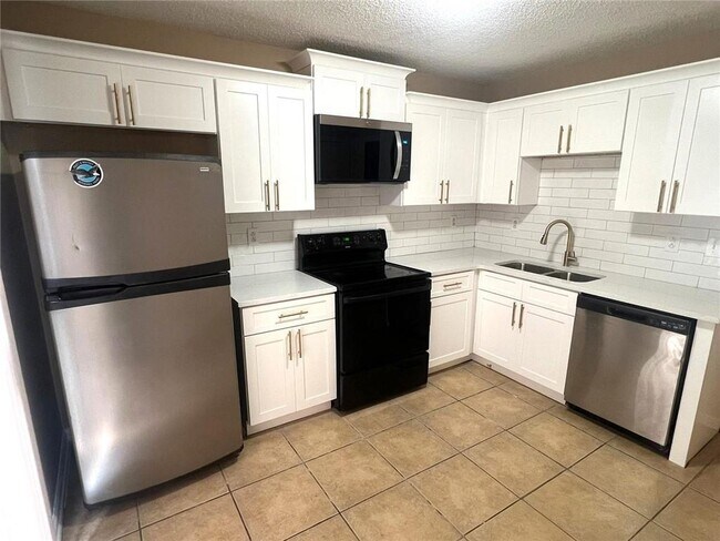 Building Photo - 8019 Woodlake Dr