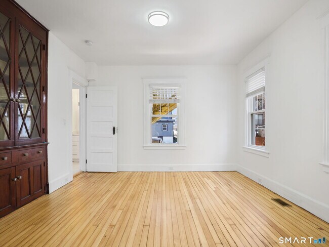 Building Photo - 27 5th St