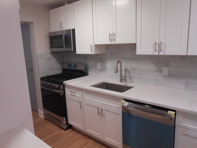 Building Photo - 50 Greenhouse Rd