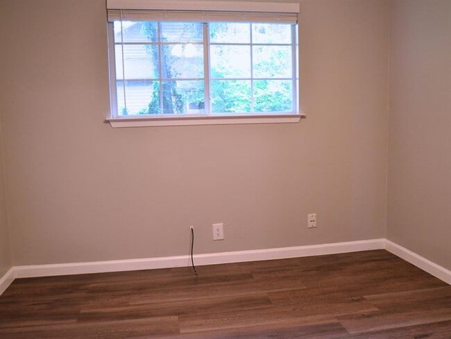 Building Photo - 12400 Tree Line Dr