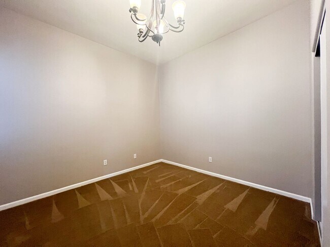 Building Photo - Spacious Single Story Three Bedroom Home