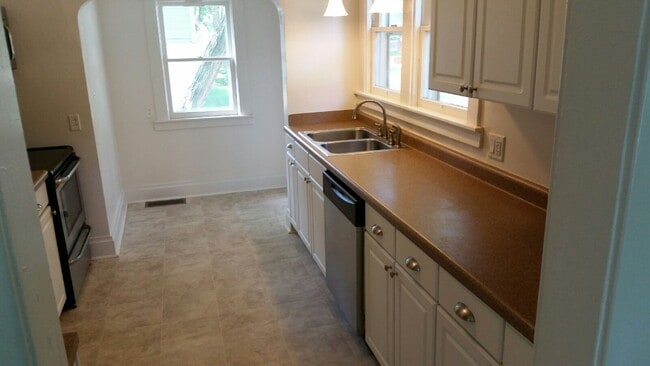 Renovated kitchen with Stainless Applicances - 1215 W Lovell St