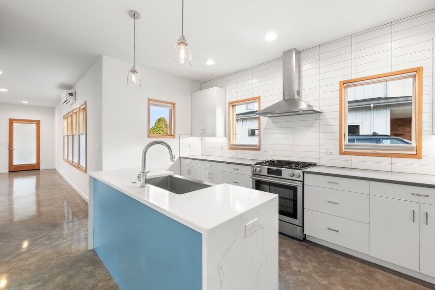 Building Photo - 2038 NE Morgan St. A