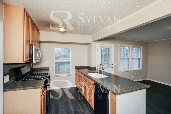 Building Photo - Cozy 3 BR 2 BA Home