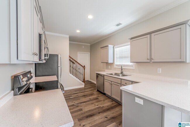 Building Photo - 2554 Summit Park Rd