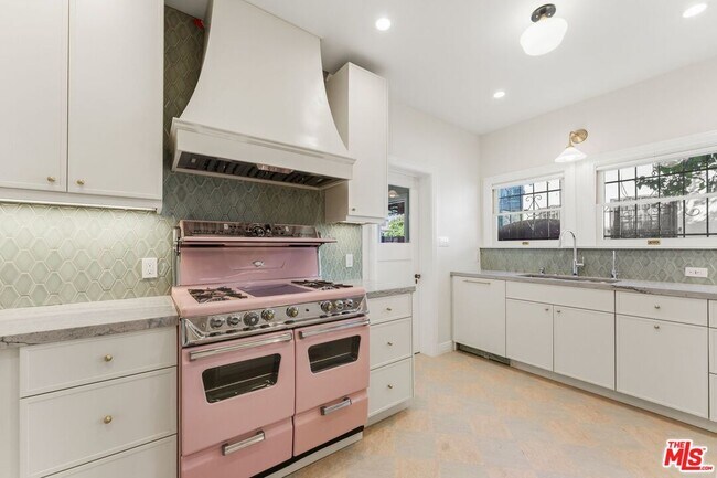 Building Photo - 125 N Orange Dr