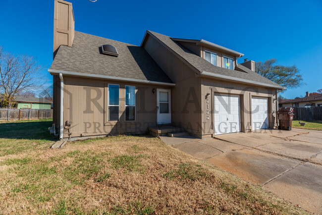 Building Photo - 2122 S White Oak Cir