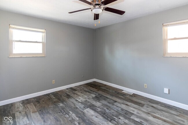 Building Photo - 372 Redbud Pl