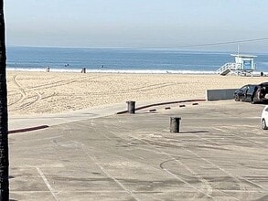 Building Photo - 2211 Ocean Front Walk
