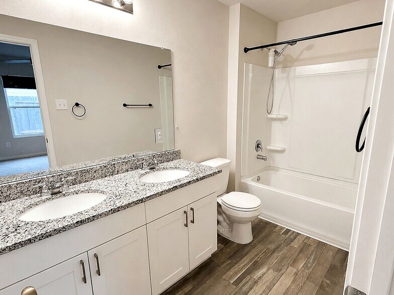 Building Photo - 15674 Briar Forest Dr