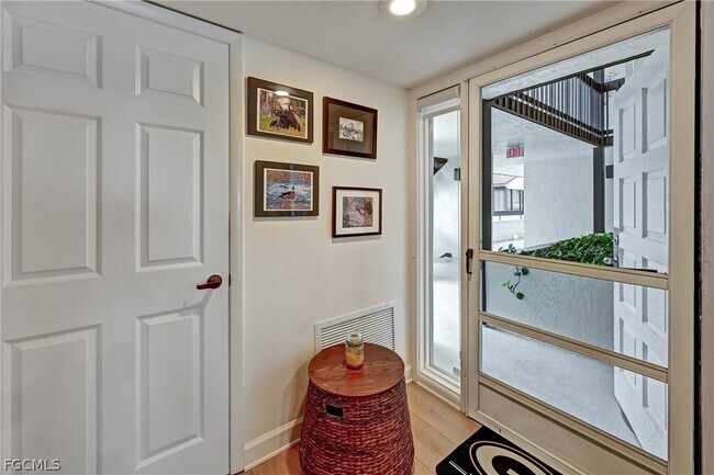 Building Photo - 4821 S Landings Dr