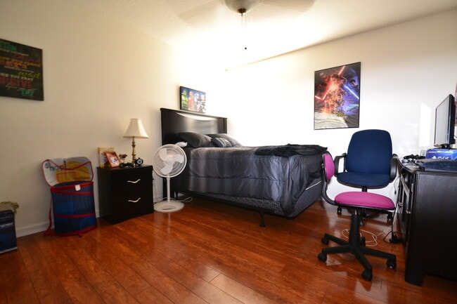 Building Photo - Large, End Unit 5B/3.5B Townhome - Gated Community, Heritage Commons