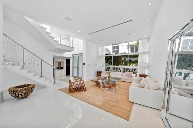 Building Photo - 227 E Dilido Dr