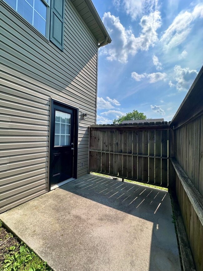 Building Photo - Rand 938 FABULOUS TOWNHOUSE! DON'T MISS TH...