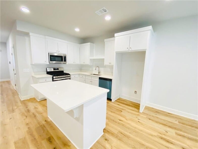 Building Photo - 1095 N Village Dr