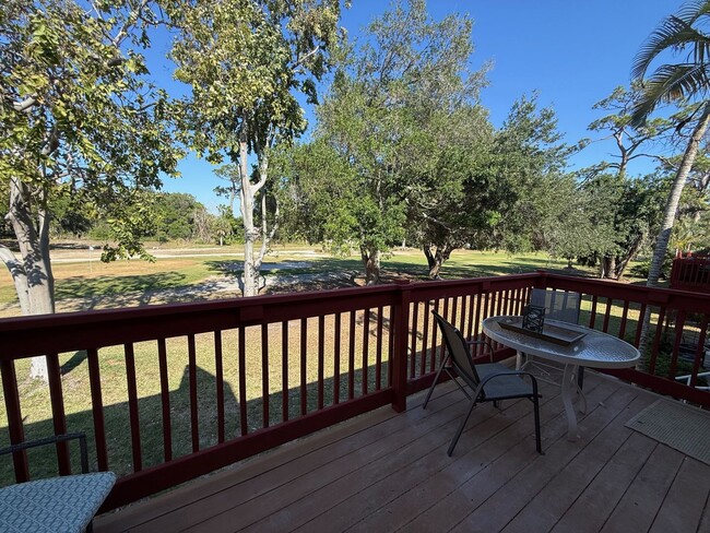 Building Photo - Beautiful 2BR/2BA Condo Centrally located in Sarasota!