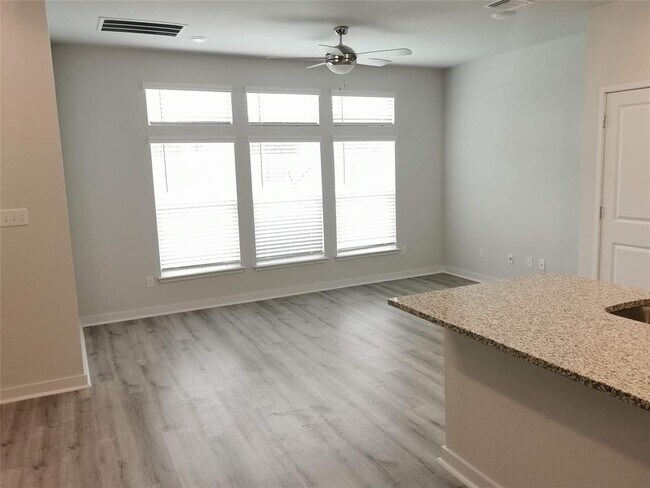 Building Photo - 605 W South St