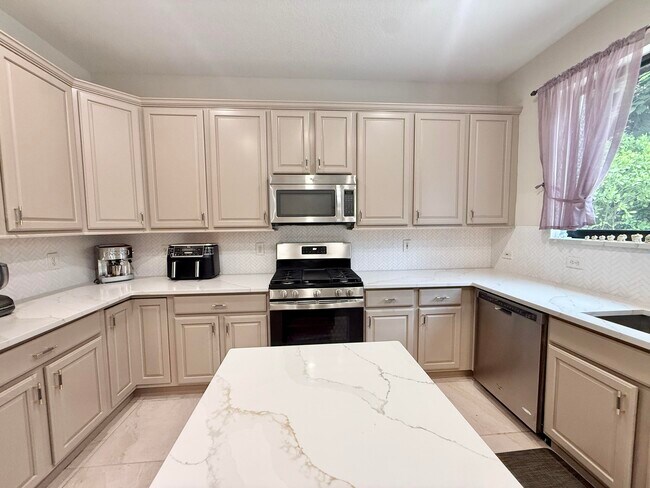 Building Photo - 212 Lone Pine Dr