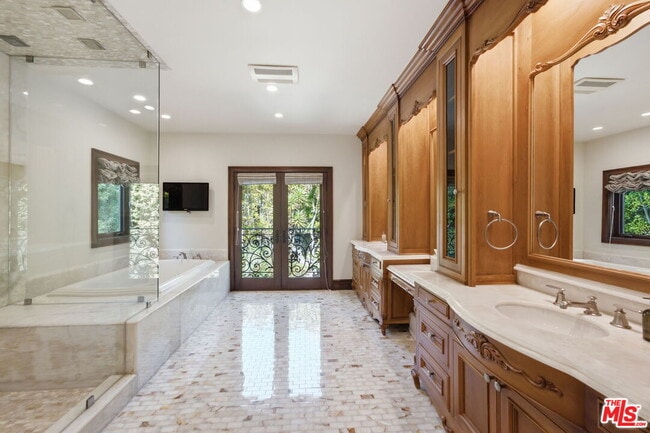 Building Photo - 2108 San Ysidro Dr