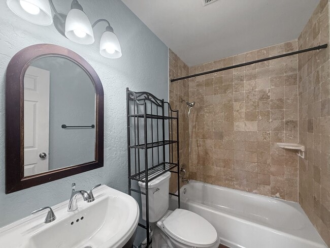 Building Photo - Stunning 4B/2.5Ba House w/ Two Fireplaces,...