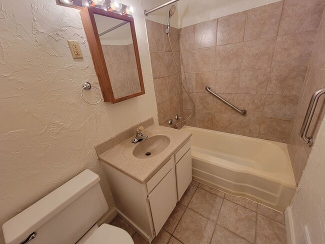 Building Photo - 1511 10th Ave