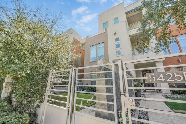 Building Photo - 5425A Hidalgo St