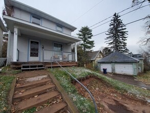 Building Photo - AVAILABLE JUNE 2025 - Great 4 Bed, 1 Bath in East Duluth!