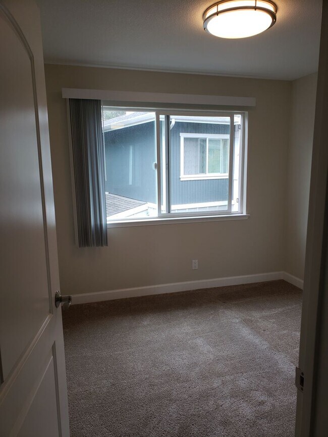 Building Photo - 2Bd/1Ba Clean Condo near Sunny Cove! ( Co-signors now accepted!)