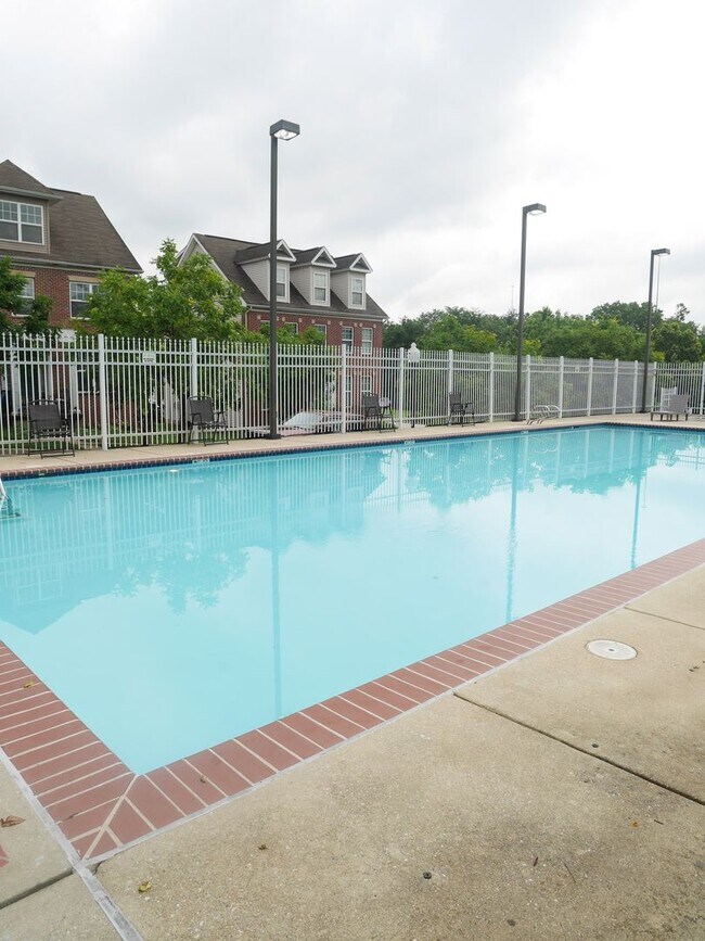 Building Photo - Rare Find! 4 Bedroom, 2 Bathroom Townhome ...