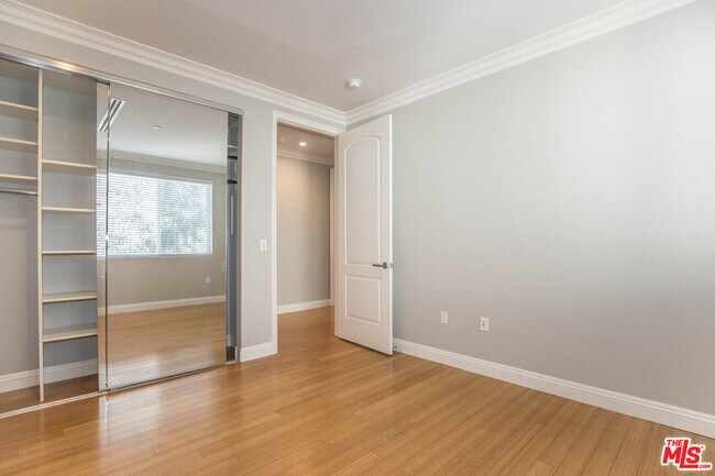 Building Photo - 1283 Havenhurst Dr