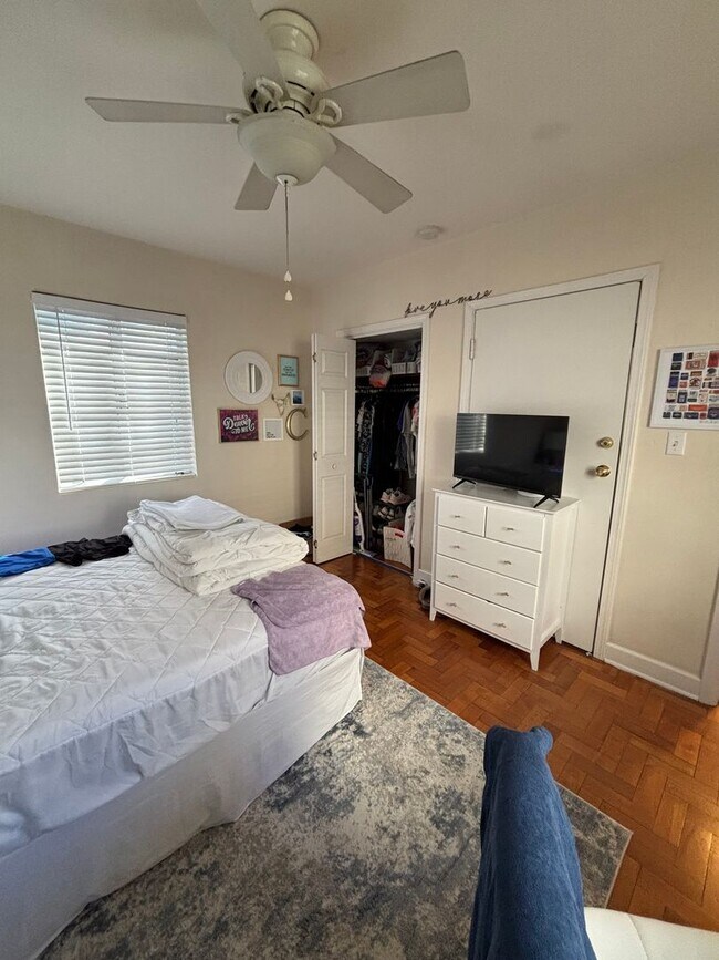 Building Photo - R1026 University Heights